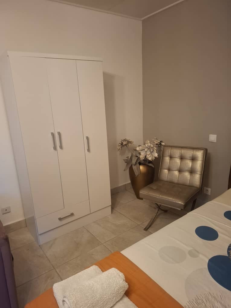 Suite CORAIL — Armoire blanche et fauteuil