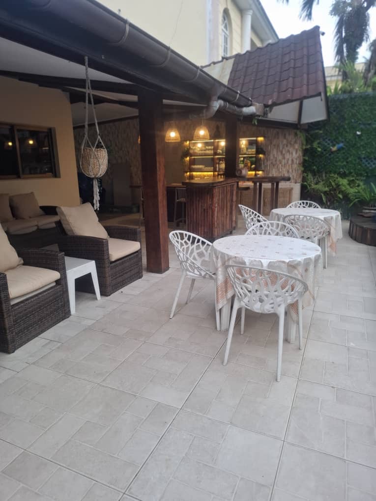 Suite CORAIL — Terrasse extérieure avec salon et bar