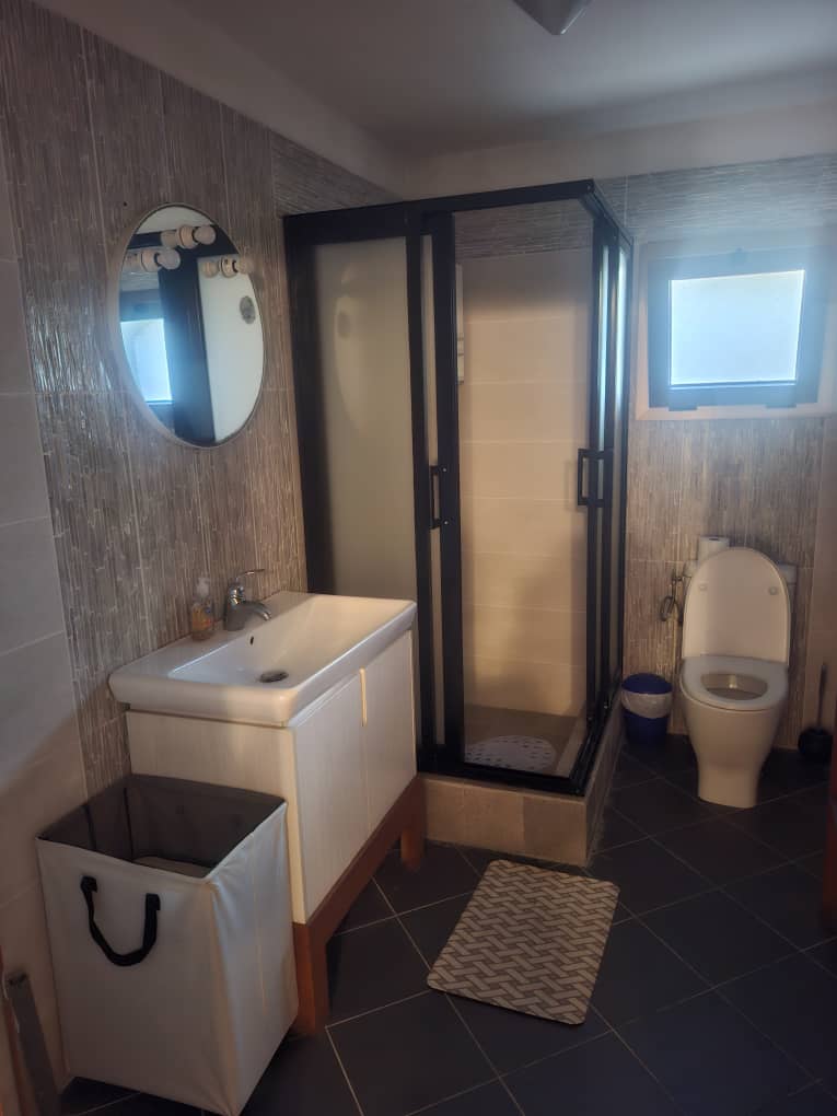 Suite CORAIL — Salle de bain — lavabo, douche et toilettes